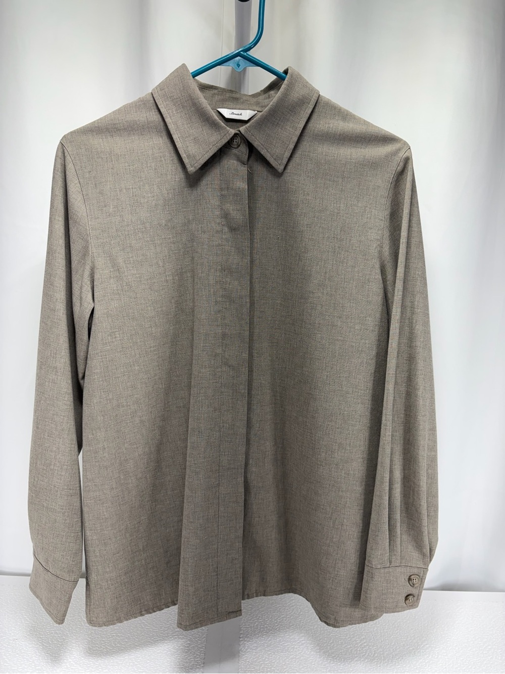 96% Wool Talbots Women's Button-Down Shirt in Taupe 4685